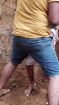 En secreto, me follé a la hermanastra traviesa desnuda al aire libre después de orinar al aire libre