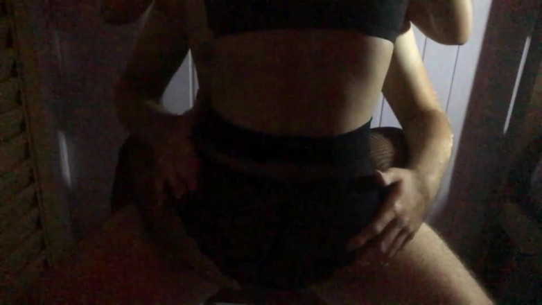 College-couple: Lapdance and handjob from a cute hot girl in fishnet...
