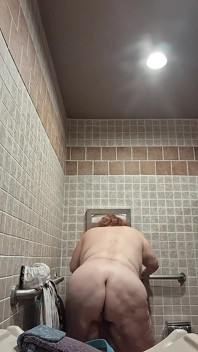 बड़ी सुंदर नर्स Vicki स्नानघर में नाचती और कपड़े उतारती है!