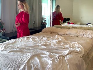 Erin Electra: La matrigna e il figliastro devono condividere un letto
