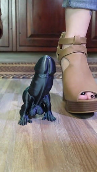 Stomping pe Tiny cu Dino Dick