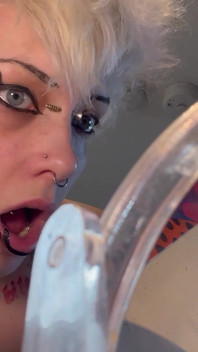 Goth meisje Glitterqueen1999 negeert je terwijl ze haar make-up, zwarte lippenstift, lippenstift fetisj negeert fetisj, vernedering