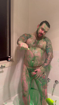 Urso gordo se cobre em slime e se masturba