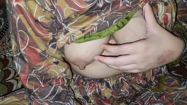 Kingsizedevil: 20-jarige slanke schoonheid twerkt en toont enorme grote kont