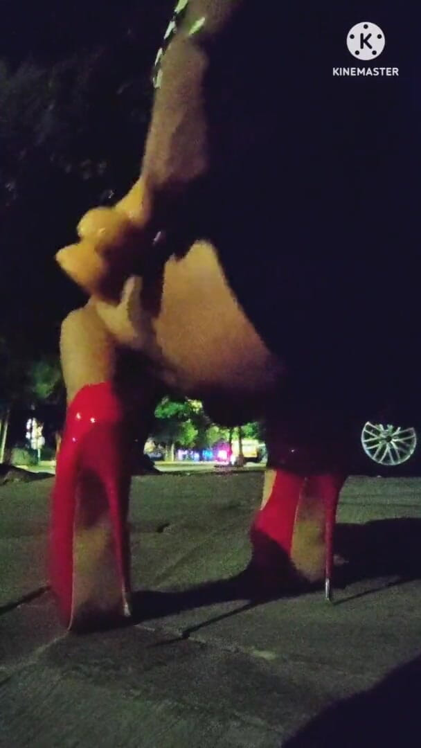 Traviezisha: Sissy dziwka masturbuje się jej tyłek z Dildo na zewnątrz...