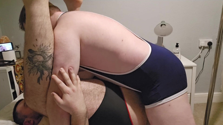 PoppaPig: Rugby Hunk เย็ดหมีในสลิง