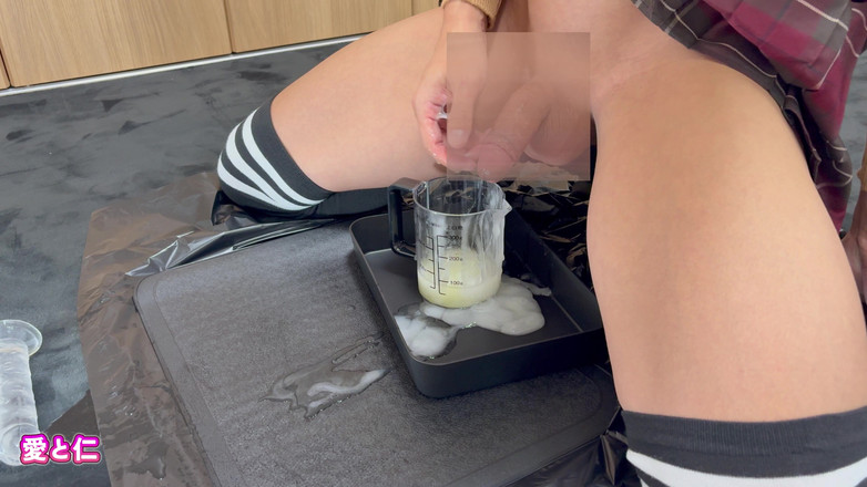 JAPAN FEMDOM: एक महिला के रूप में कपड़े पहनना और एक मापने वाले कप में बड़े पैमाने पर स्खलन करना