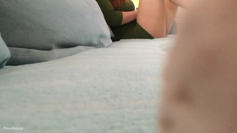FoxyAleksa: Escondendo-se masturba enquanto assiste pornô
