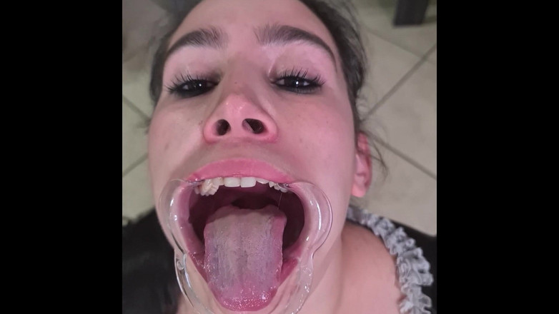 domslutfucker: Mucama francesa intenta tragar su propia orina a través del...