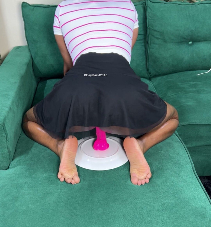 Its Nyota: Orgasm cu fusta mini fără chiloți