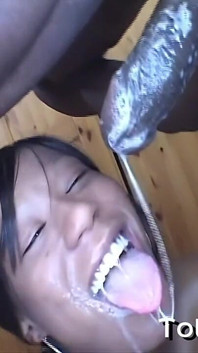 Zierliche ebenholz-cheerleaderin nimmt bbc anal hart hämmern