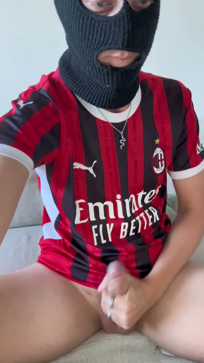 Axton Drake: Fratele excitat al lui Ac Milan Fotbalist împușcă încărcătura