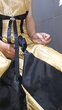 Vestido de cetim dourado de seda, vestido longo, masturbação