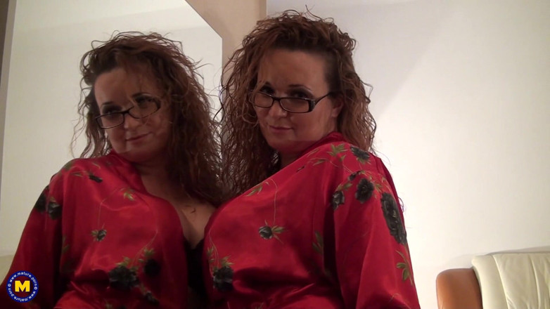 Mature Solo NL: Kurvige reife in sexy strümpfen liebt es, zu masturbieren