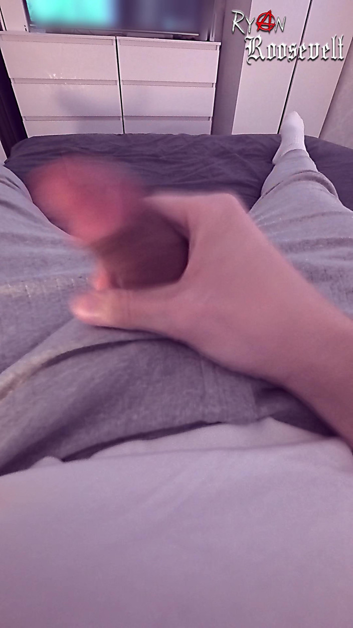 Ryan Roosevelt: ポルノを見ると、素早く欲情したオナニーの後に騒がしい射精が続く