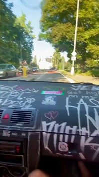 Joacă cu pizda ei în timp ce ea este de conducere atât de umedă a înmuiat Thru seat
