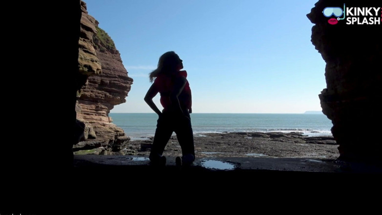 UKCuteGirl Lucy Lauren: Rettungsjacke und jeans am strand