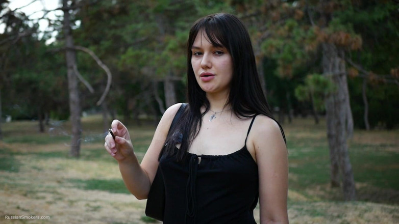Russian Smokers: Fumando cigarro de 120mm ao ar livre