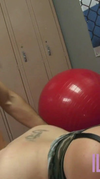 Gordinha morena milf recebendo porra em seus peitões