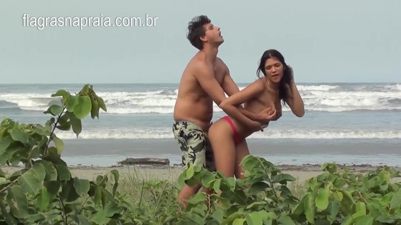 Amateurs videos: Married woman fucks her husband's friend on the beach