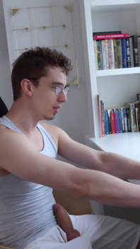 Szczęśliwy facet szarpanie się do hardcorowego porno z udziałem mnie, a jednocześnie jebanie mnie i orgazm głęboko w gardle!
