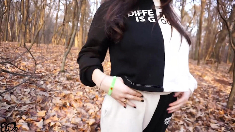 ElivaLove: Harter blowjob im wald (mit schlucken) zu einem haarigen schwanz