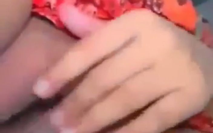 Jilbab69: 天然的大乳房头巾插入她的阴户