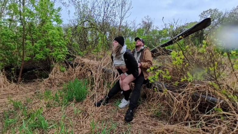 Mya Lane: Sexe humide risqué sous la pluie avec une femme pulpeuse...