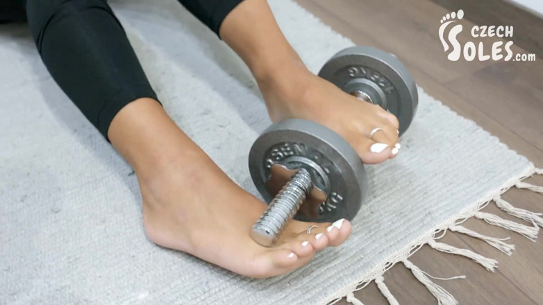 Czech Soles - foot fetish content: Güçlü kız egzersiz yapıyor ve küçük seksi ayakları