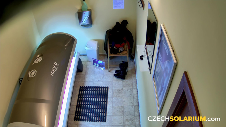 Czech Solarium: Tsjechisch Solarium 24: brunette begint te spelen met haar poesje in...