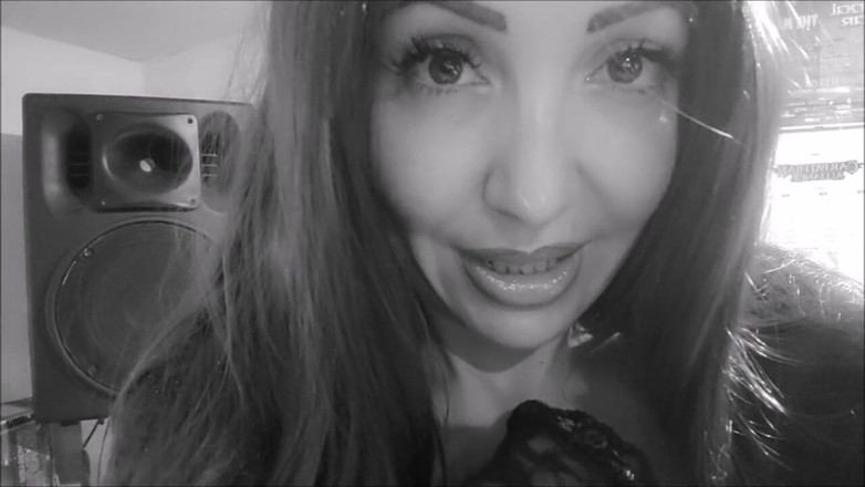savannahamatoriale: Morticia Addams when Gomez is not here