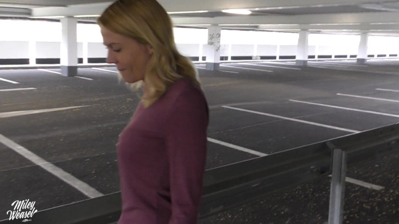 Miley Weasel: Blonde Jerman Miley Weasel dikongkek dubur di parkinglot