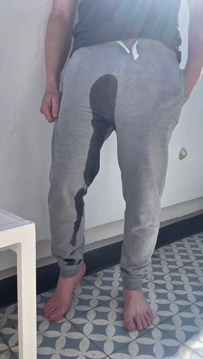 AmateurBoysPissing: Obbligo o Verità: costretto a pisciare nei miei pantaloni da...