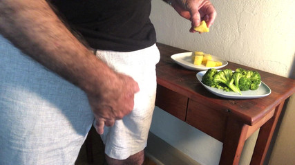 OhTrevor: Ohtrevor ăn để có lượng tinh lớn hơn.