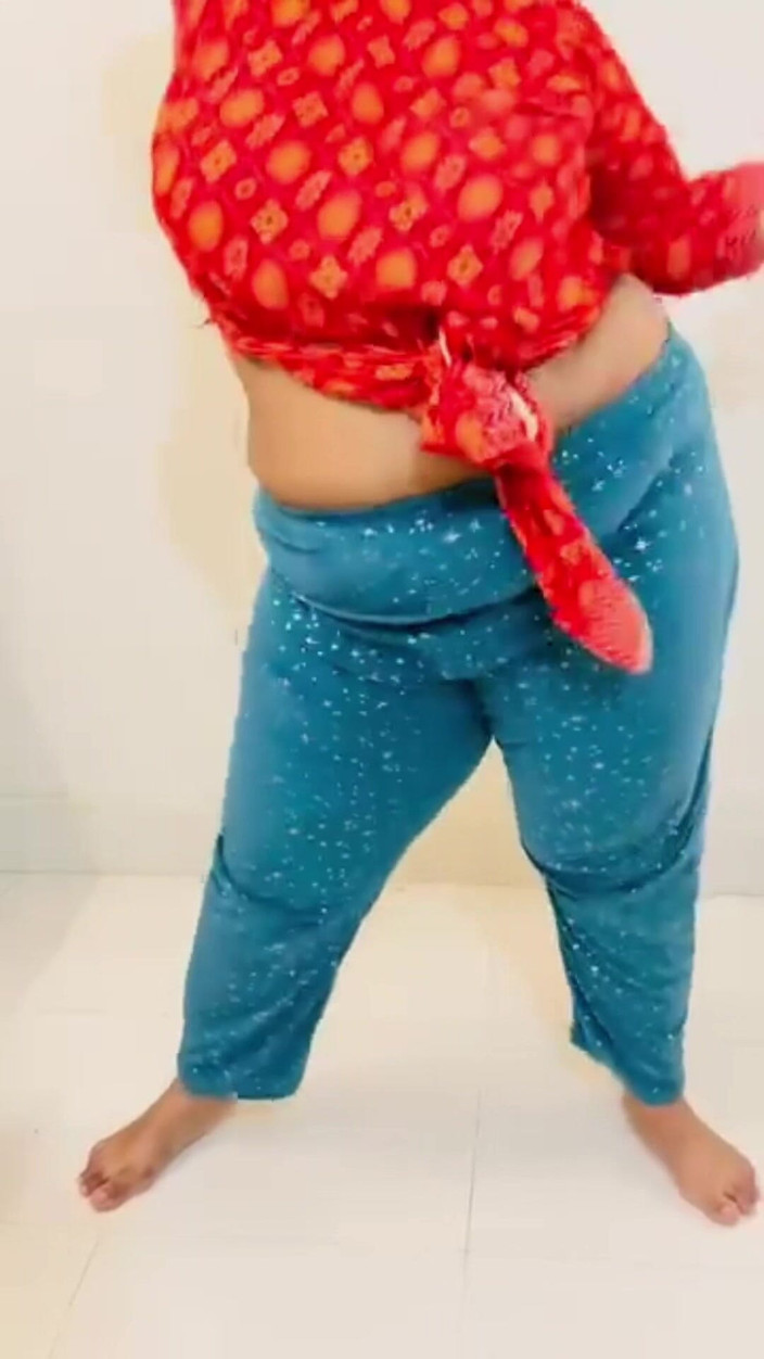 Your Boy's Cum: 印度德西女孩在继兄弟面前训练