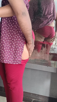 Betrügende hausfrau genießt harte romantik