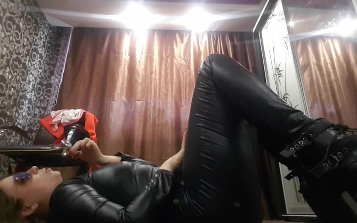 Larisa Cum: Min svarta latex catsuit och jag knullar och stönar XXX