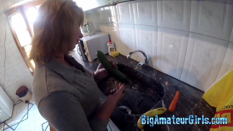 Big Amateur Girls: La moglie con il culo grasso si masturba con molte...