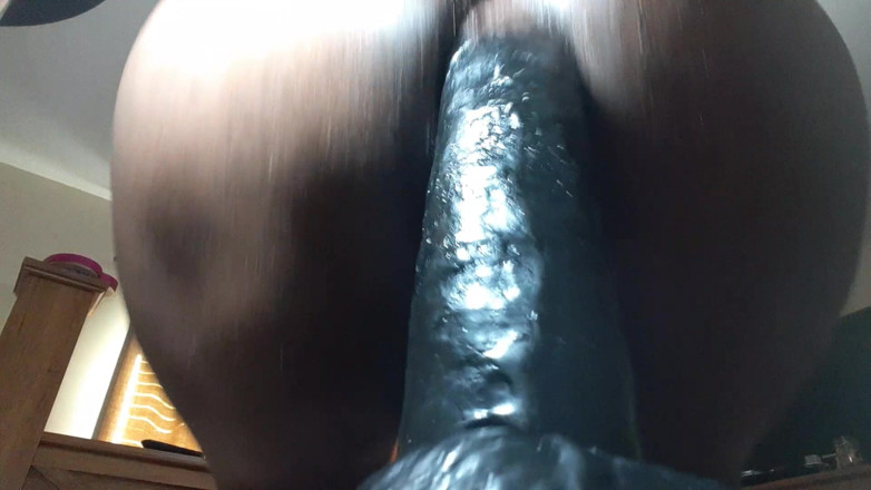 Truestarr: Assise sur une bite monstrueuse, elle m’a fait éclater les tripes