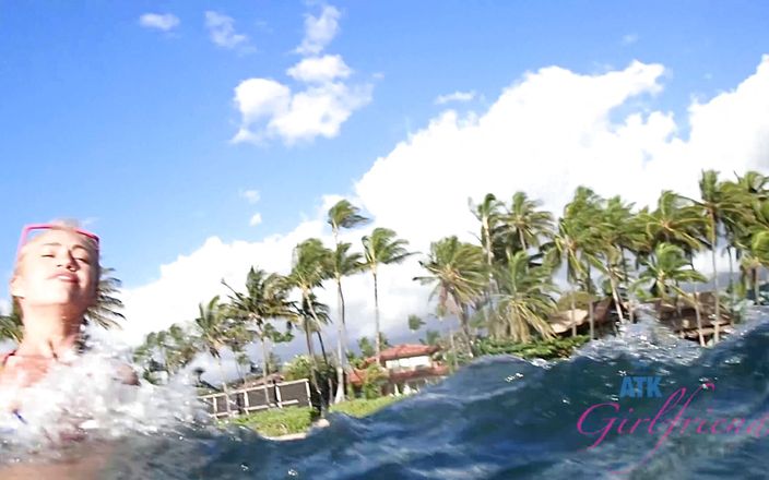 ATK Girlfriends: Vacaciones virtuales en Hawaii con Lyra Law parte 1