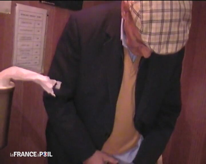 French Gonzo: 爷爷提供一个非常热辣的脱衣舞娘！