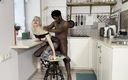 Dirty fantasy: Мачеха-блондинка в черных колготках исполняет ее межрасовые желания на кухне