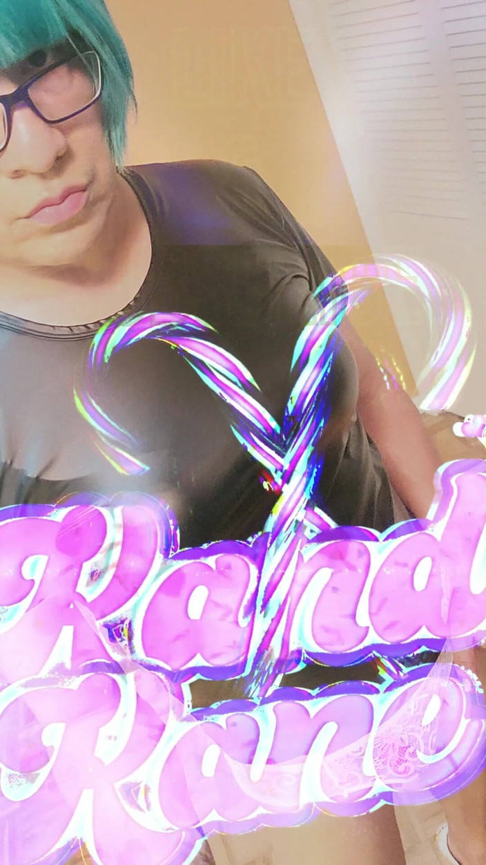 kandiKane: Seksi kadın kılıklı sürtük sıkı küçük göt deliğiyle oynuyor