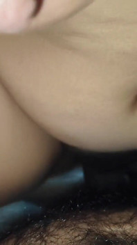 Moglie sexy indiana con un reggiseno nero e sborrata in bocca