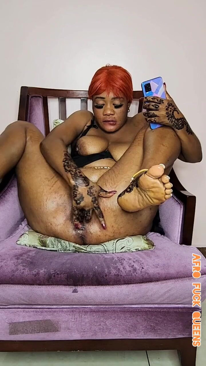 Afro fuck queens: Horny Whore Playing and Stuffing Her Loose Cunt with a...