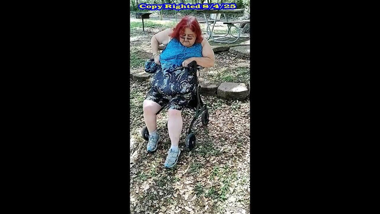 BBW nurse Vicki adventures with friends: Una Passeggiata Di Primavera E Un'avventura Esibizionismo!