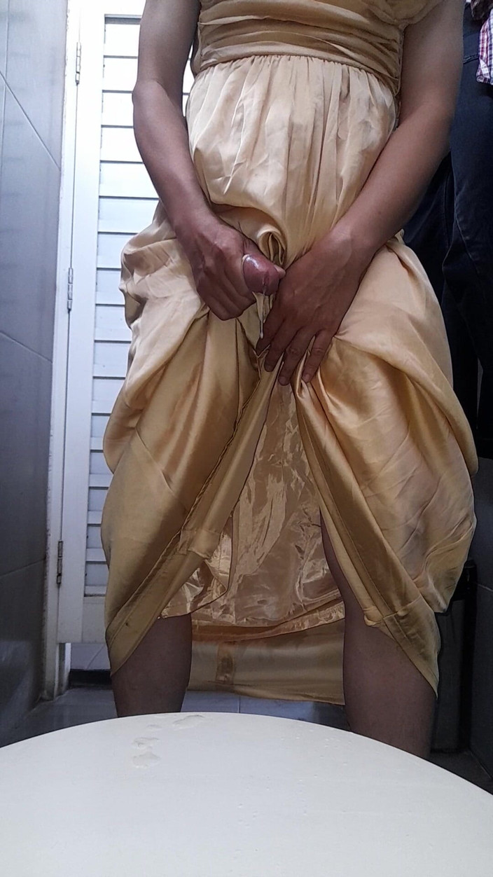 Naomisinka: Abito lungo in raso dorato masturbazione sborrata