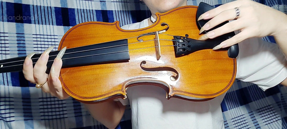 Goddess Li: Unghie lunghe naturali e violino