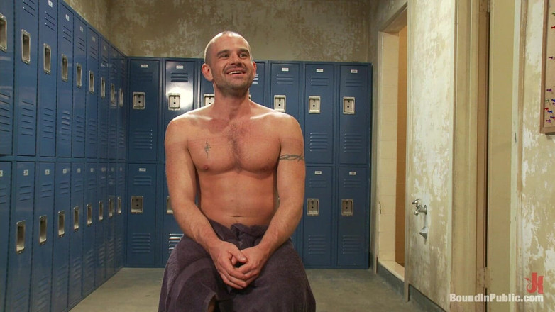 Bound in public: El manitas con una gran polla es atado y usado...