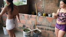 Ich helfe meiner stiefschwester bei der Gartenarbeit